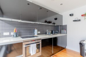 Fogão, cooktop, lava-louças, talheres/pratos/utensílios de cozinha