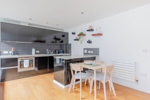 Dining - Modern 1BD Flat, 6 min walk to Old Street Station (Greater London)