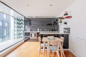 Dining - Modern 1BD Flat, 6 min walk to Old Street Station (Greater London)
