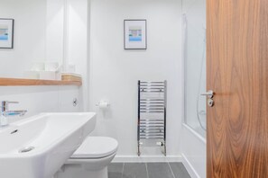 Shower, hair dryer - Modern 1BD Flat, 6 min walk to Old Street Station (Greater London)