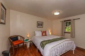 2 soverom, skrivebord, strykejern/-brett og wi-fi (inkludert)