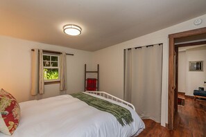2 bedrooms, desk, iron/ironing board, WiFi (free)
