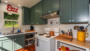 Refrigerador, microondas, horno y cafetera y tetera