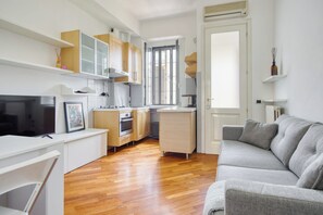 Lägenhet Comfort - utsikt mot staden | Vardagsrum | 43-tums smart-tv med digitalkanaler