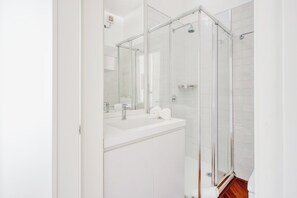 Comfort Apartment, City View | Bathroom