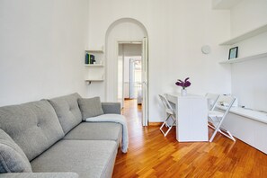 Lägenhet Comfort - utsikt mot staden | Vardagsrum | 43-tums smart-tv med digitalkanaler