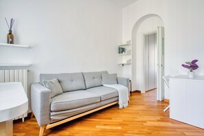 Comfort appartement, uitzicht op de stad | Woonruimte | Een 43-inch smart-tv met digitale zenders