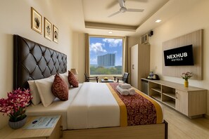 Minibar, espacio para trabajar con laptop, wifi gratis y ropa de cama