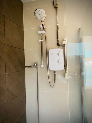 Ducha, secador de pelo y toallas