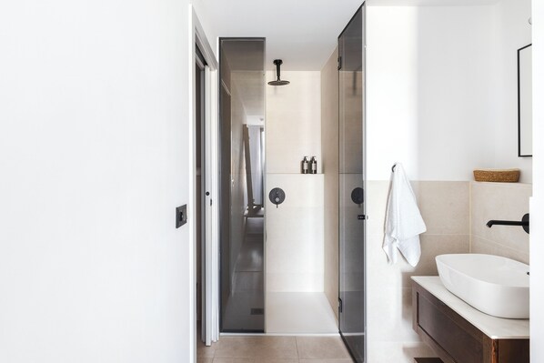 Apartment, 2 Bedrooms, Balcony | Bathroom - master La Rambla (Barcelona)