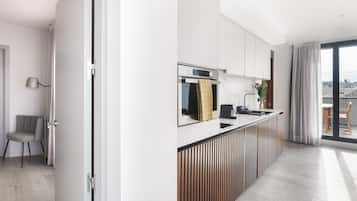 Two Bedroom Penthouse with Large Terrace | Privat køkken | Mikrobølgeovn, brødrister, køkkentøj/tallerkener/redskaber, Servietter