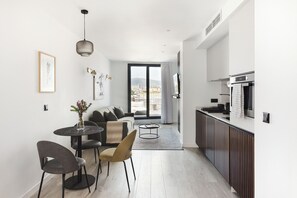Apartment, 2 Bedrooms, Balcony | Private kitchen | Microwave, toaster, cookware/dishes/utensils, paper towels - master La Rambla (Barcelona)
