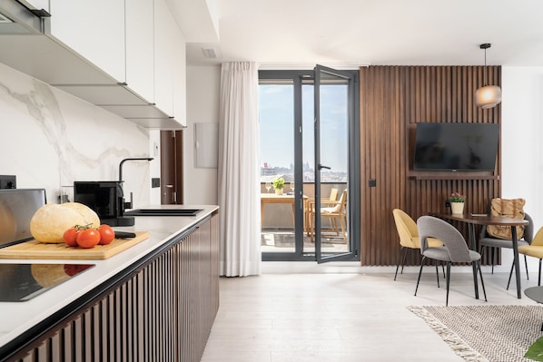 Leilighet, 2 soverom, balkong | Eget kjøkken | Mikrobølgeovn, brødrister, kjøkkenutstyr og papirhåndklær