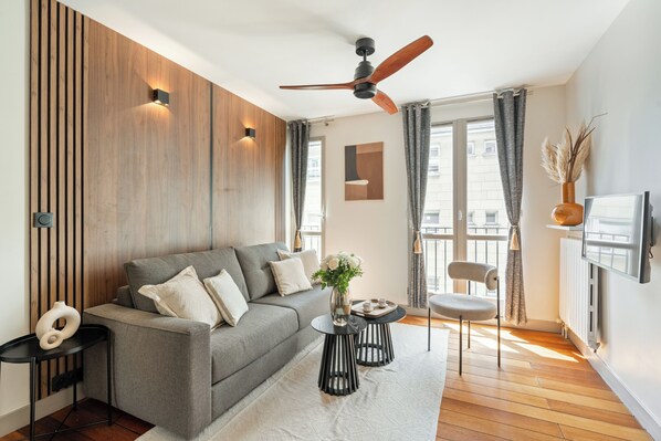 Comfort studio suite, uitzicht op binnenplaats | Woonruimte | Een 80-cm flatscreentelevisie met digitale zenders