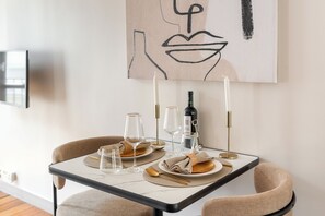 Suite Studio Confort, vue cour intérieure | Salle à manger