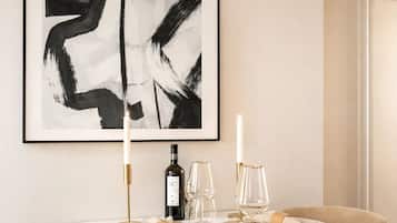 Studiosuite – comfort, bakgårdsutsikt | Oppholdsområde | En 80-centimeters Flatskjerm-TV med digitale kanaler