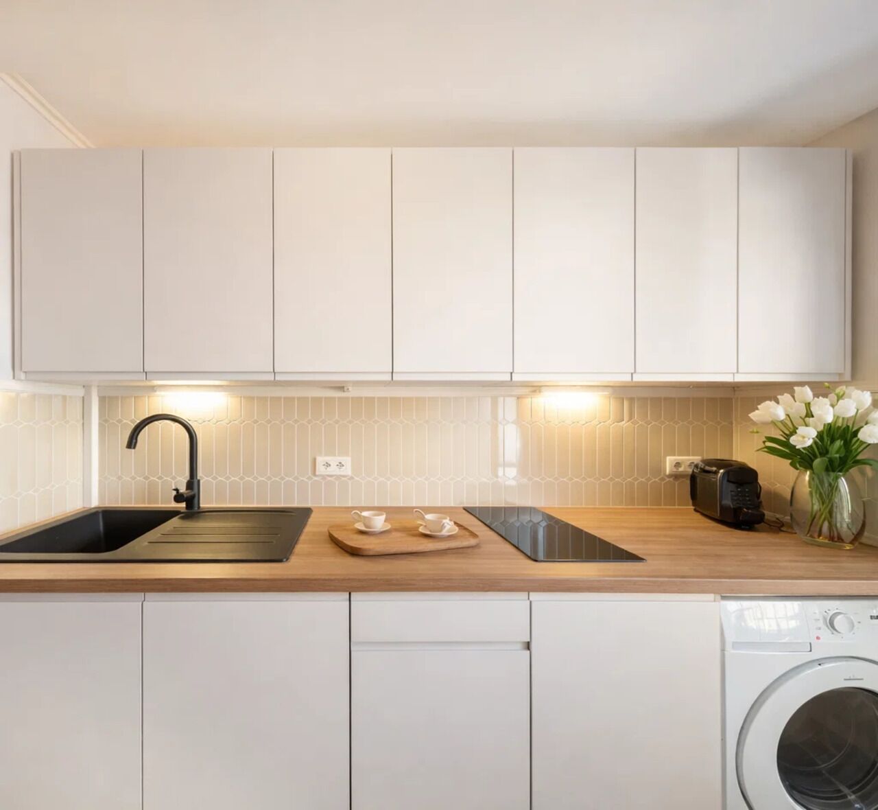 Comfort studio suite, uitzicht op de binnenplaats | Privékeuken | Een minikoelkast, een microgolfoven, een kookplaat, een espressoapparaat