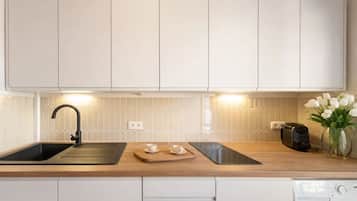 Comfort studio suite, uitzicht op de binnenplaats | Privékeuken | Een minikoelkast, een microgolfoven, een kookplaat, een espressoapparaat