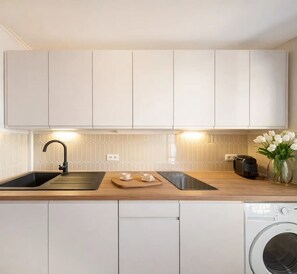 舒适开间套房, 庭院景观 | 私人厨房 | 迷你冰箱、微波炉、炉灶、意式浓缩咖啡机