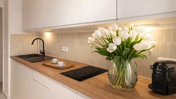 Comfort Studio Suite, Courtyard View | Private kitchen