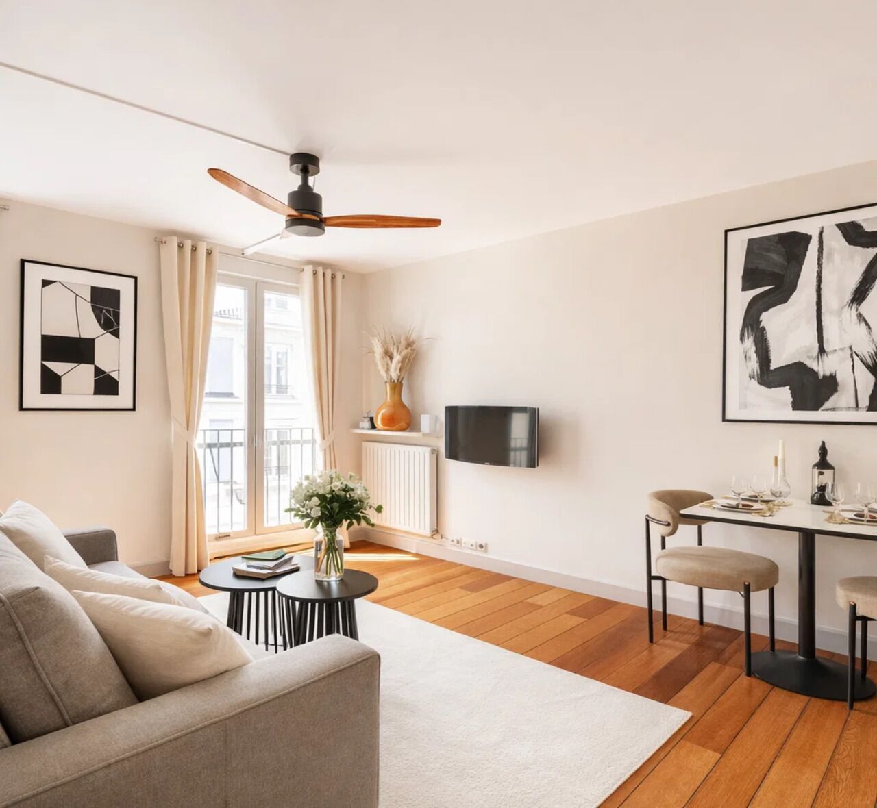 Comfort Studio Suite, Courtyard View | Living area | 80-cm flat-screen TV with digital channels