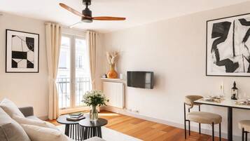 Comfort Studio Suite, Courtyard View | Living area | 80-cm flat-screen TV with digital channels