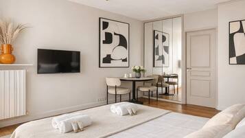 Comfort Studio Suite, Courtyard View | Living area