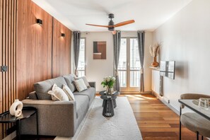 コンフォート スタジオスイート コートヤードビュー | リビング エリア | 80 cmの薄型テレビ (デジタル放送視聴可)