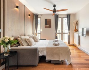 Comfort Studio Suite, Courtyard View | Living area | 80-cm flat-screen TV with digital channels - 1622 Saint-Paul (Paris)