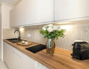 Suite Studio Confort, vue cour intérieure | Cuisine privée | Mini réfrigérateur, micro-ondes, plaque de cuisson, machine à expresso