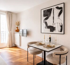 Comfort Studio Suite, Courtyard View | Living area | 80-cm flat-screen TV with digital channels - 1622 Saint-Paul (Paris)