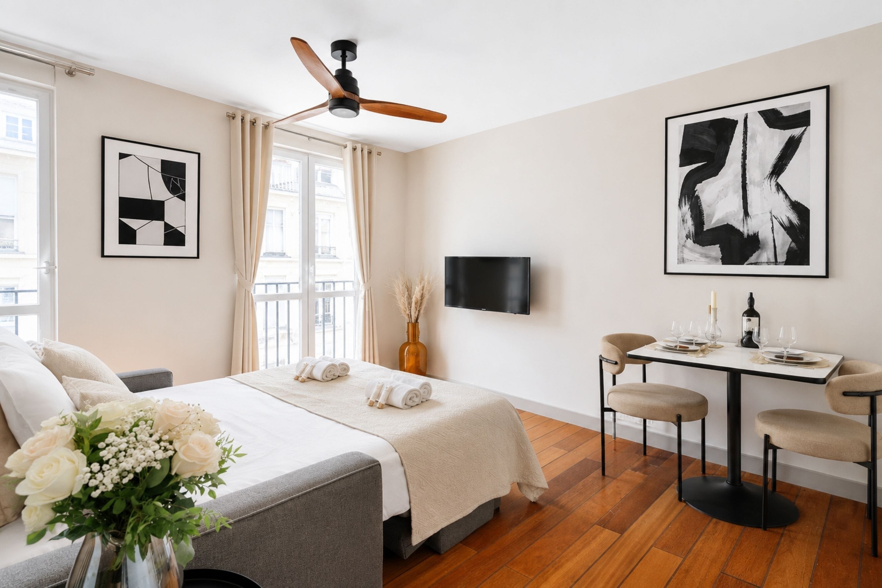 Comfort-Studiosuite, Blick auf den Innenhof | Wohnbereich | 80-cm-Flachbildfernseher mit Digitalempfang