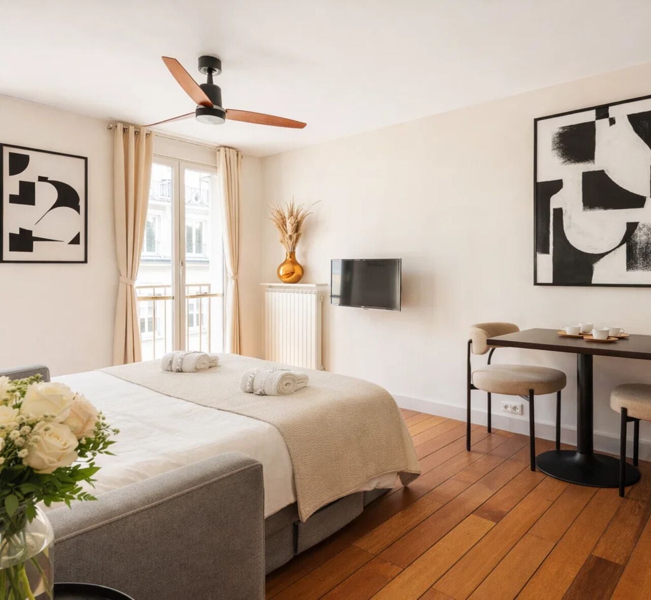 Comfort-studiosviitti, näköala pihalle | Oleskelualue | 80–senttinen taulutelevisio, jossa digitaalikanavat