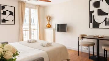 Comfort-studiosviitti, näköala pihalle | Oleskelualue | 80–senttinen taulutelevisio, jossa digitaalikanavat