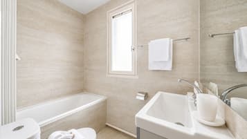 Suite Studio Confort, vue cour intérieure | Salle de bain | Sèche-cheveux, serviettes fournies, savon, shampoing