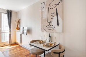 Comfort studio suite, uitzicht op binnenplaats | Dineerruimte