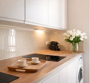 Comfort Studio Suite, Courtyard View | Private kitchen | Mini-fridge, microwave, stovetop, espresso maker - 1622 Saint-Paul (Paris)