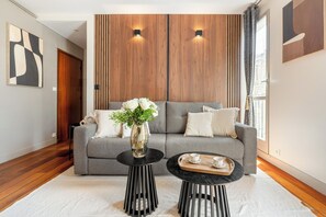 Comfort studio suite, uitzicht op de binnenplaats | Woonruimte | Een 80-cm flatscreentelevisie met digitale zenders