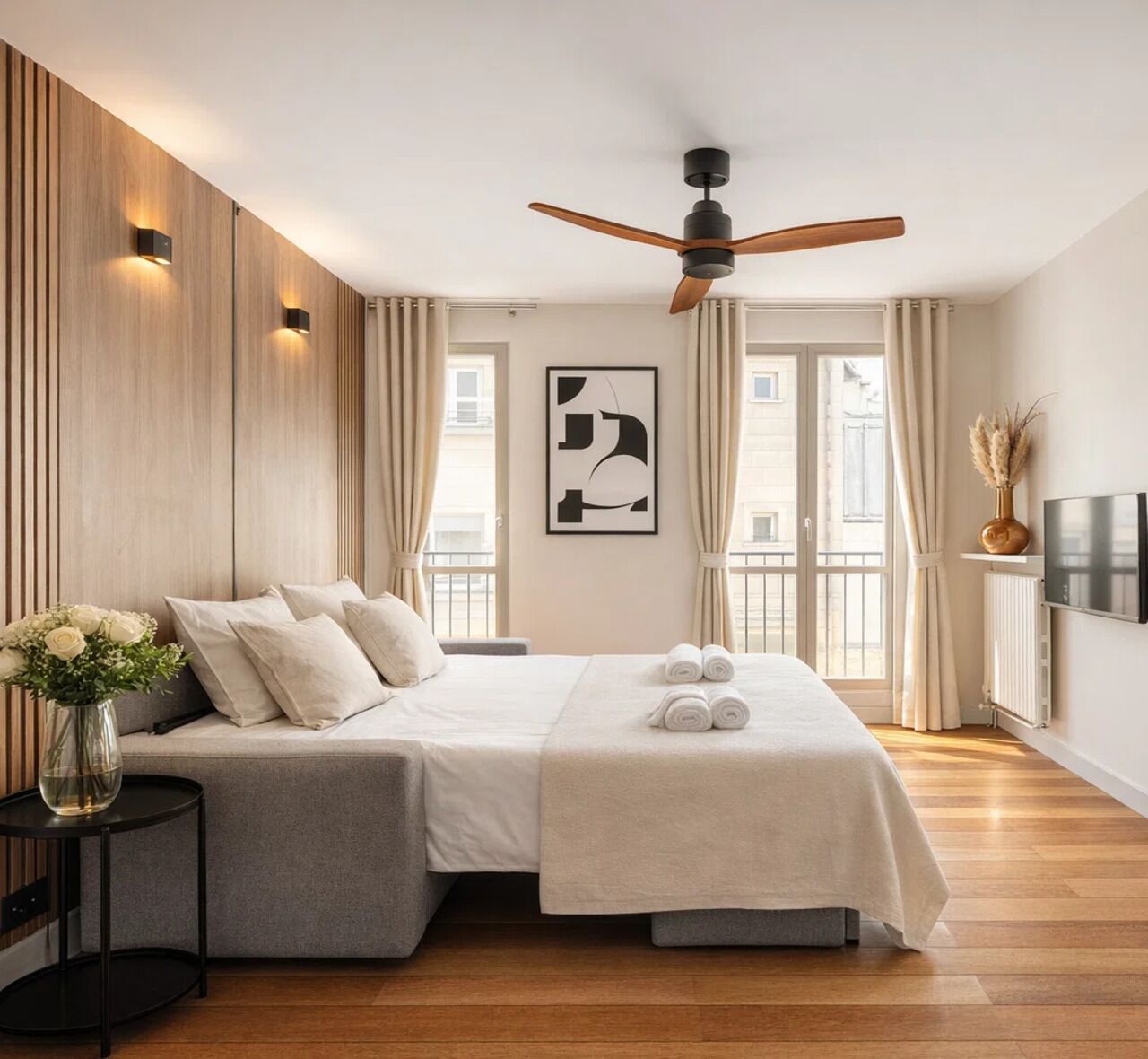 Comfort studio suite, uitzicht op de binnenplaats | Woonruimte | Een 80-cm flatscreentelevisie met digitale zenders