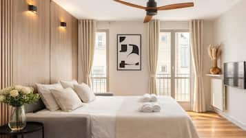 Comfort studio suite, uitzicht op de binnenplaats | Woonruimte | Een 80-cm flatscreentelevisie met digitale zenders