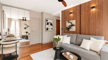 Comfort Studio Suite, Courtyard View | Living area | 80-cm flat-screen TV with digital channels