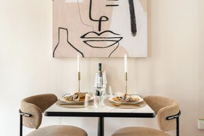 Comfort studio suite, uitzicht op de binnenplaats | Dineerruimte