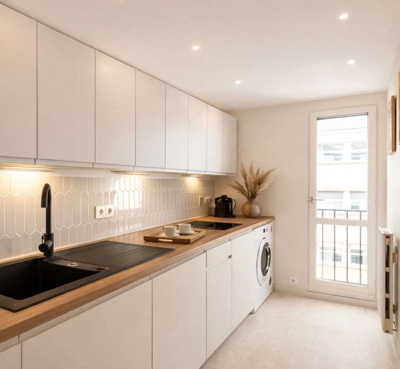 Comfort studio suite, uitzicht op binnenplaats | Privékeuken | Een mini-koelkast, een magnetron, een kookplaat, een espressoapparaat