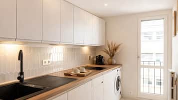 Comfort studio suite, uitzicht op binnenplaats | Privékeuken | Een mini-koelkast, een magnetron, een kookplaat, een espressoapparaat