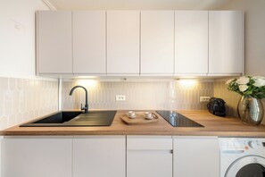 Comfort studio suite, uitzicht op de binnenplaats | Privékeuken | Een minikoelkast, een microgolfoven, een kookplaat, een espressoapparaat