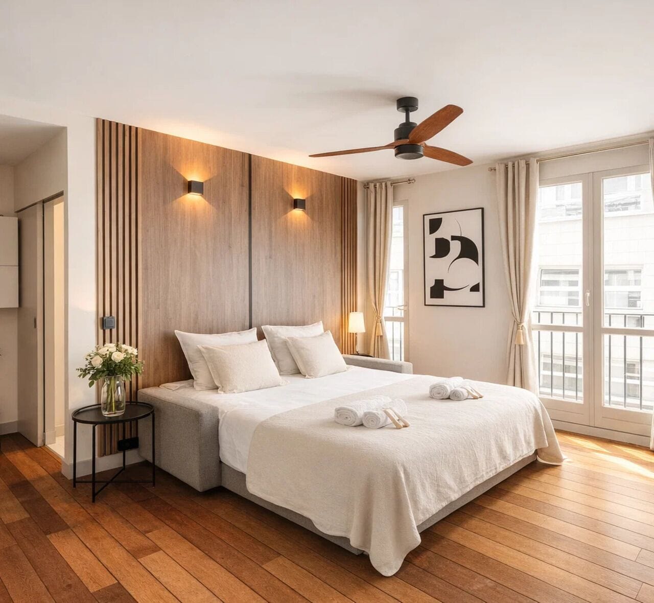 Studiosuite – comfort, bakgårdsutsikt | Oppholdsområde | En 80-centimeters Flatskjerm-TV med digitale kanaler