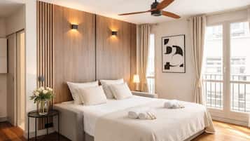 Studiosuite – comfort, bakgårdsutsikt | Oppholdsområde | En 80-centimeters Flatskjerm-TV med digitale kanaler