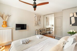 Suite Studio Confort, vue cour intérieure | Coin séjour | Télévision à écran plat de 80 cm avec chaînes numériques