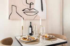 Comfort Studio Suite, Courtyard View | Dining room - 1622 Saint-Paul (Paris)