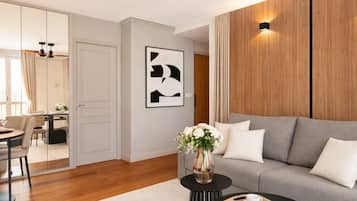 Comfort Studio Suite, Courtyard View | Living area | 80-cm flat-screen TV with digital channels